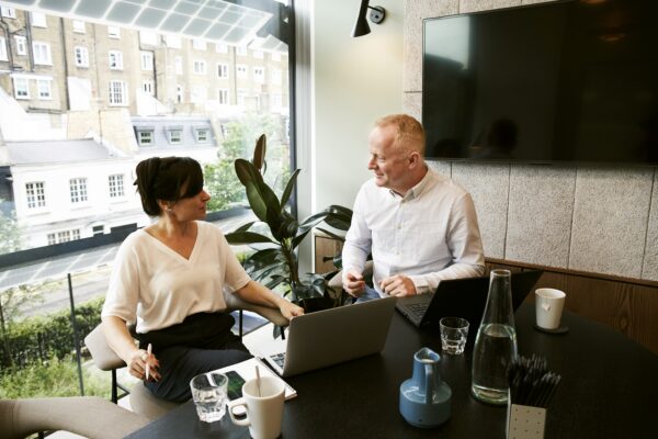 Hybrid working – Kombinér kontorlokalerne med hjemmearbejde